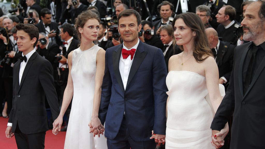 El equipo de 'Young & Beautiful' posa en la alfombra roja de Cannes