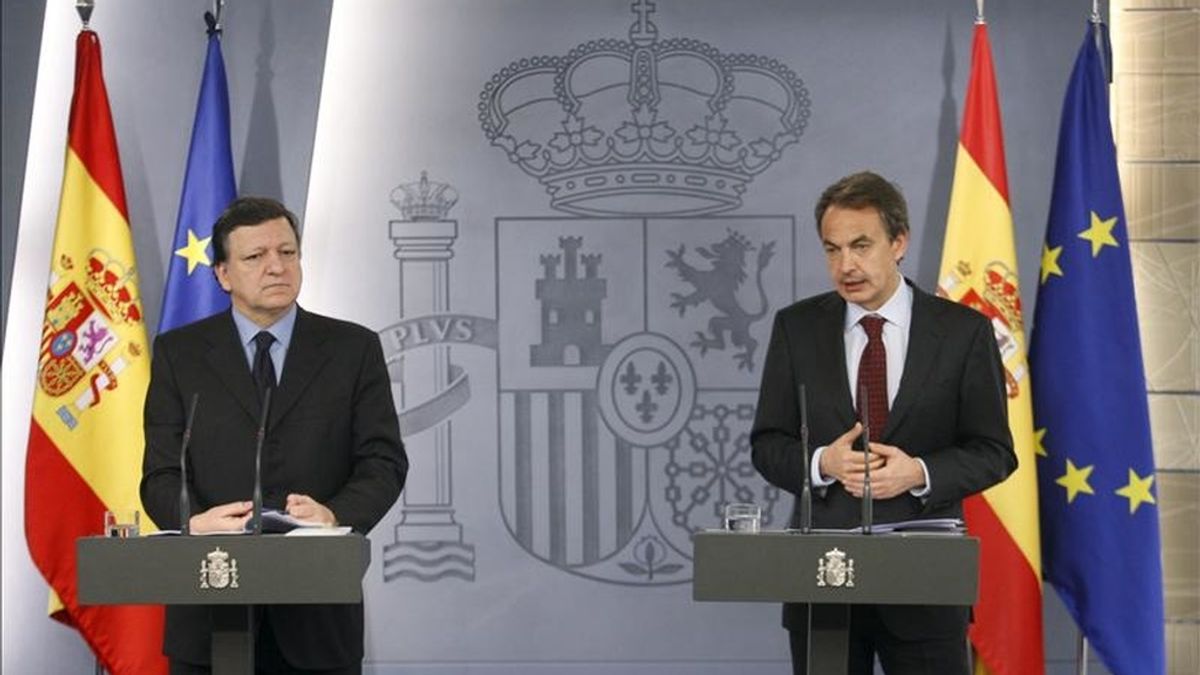 El presidente del Gobierno español, José Luis Rodríguez Zapatero (d), y el presidente de la Comisión Europea, José Manuel Durao Barroso, durante la rueda de prensa posterior a la reunión celebrada esta tarde en el Palacio de la Moncloa. EFE
