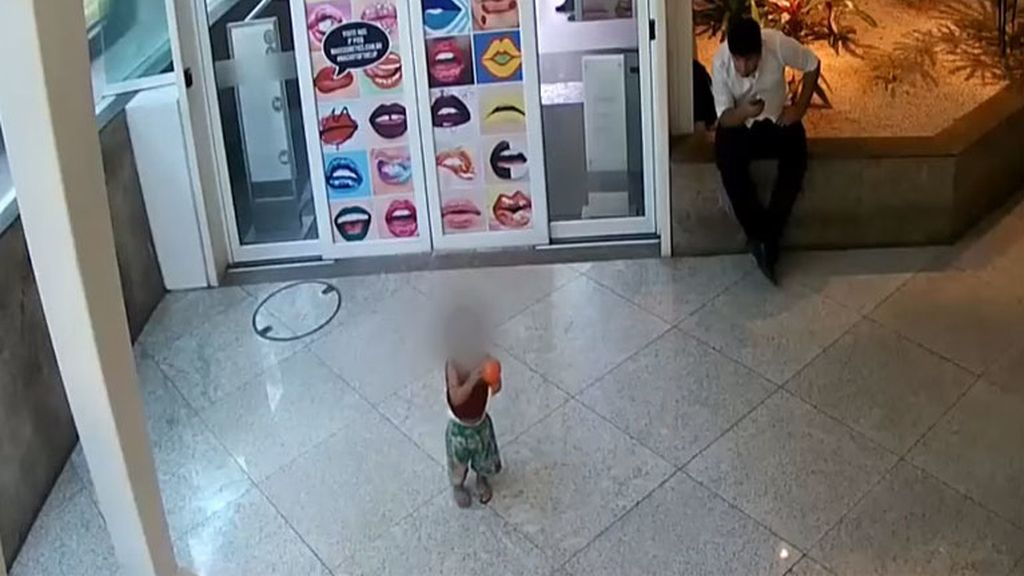 Abandona a su hijo de dos años en un centro comercial de Brasil