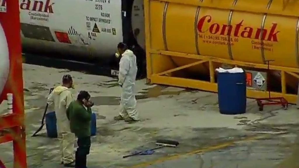 Evacuan una empresa en Barcelona por una fuga de material corrosivo