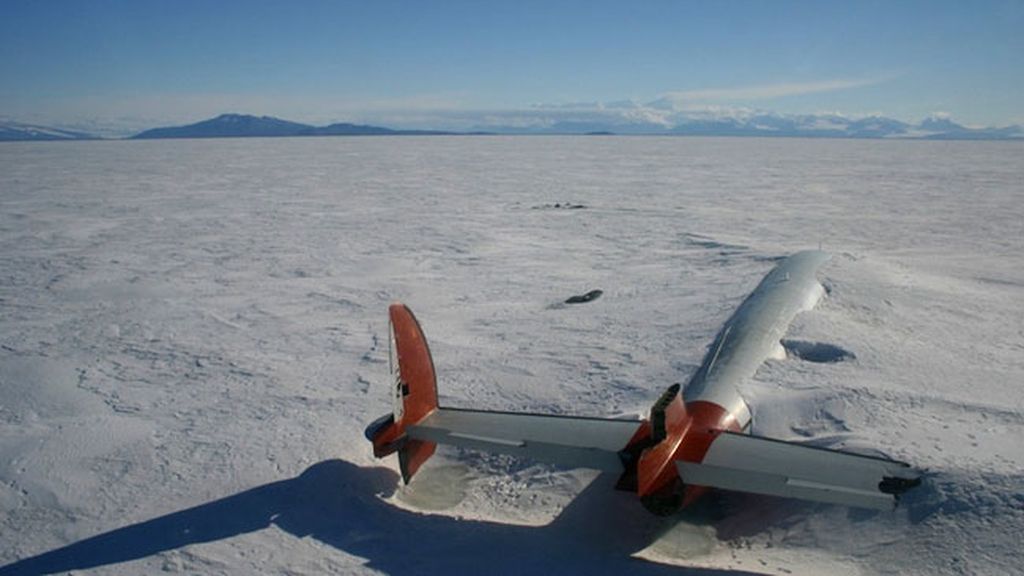 Restos de un avión abandonado en McMurdo, Antártida
