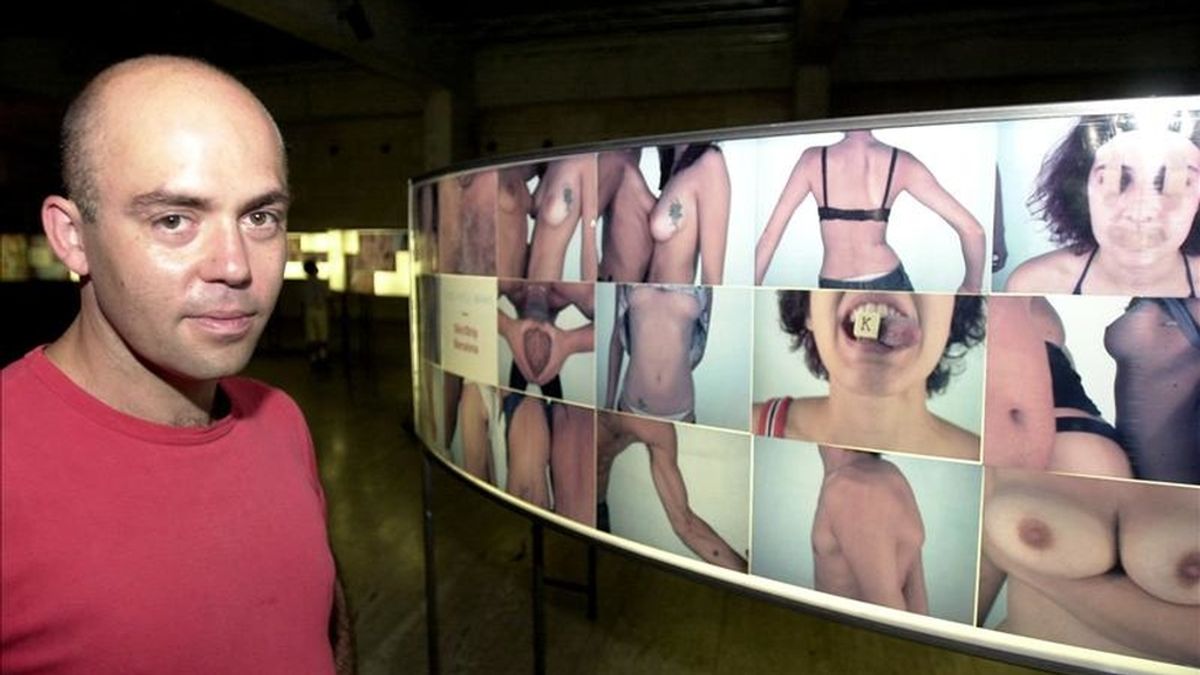 El artista Pau Ros ante su exposición "Skin-Strip", donde las personas que la visitan posan desnudas ante una cámara oculta tras un espejo. EFE/Archivo