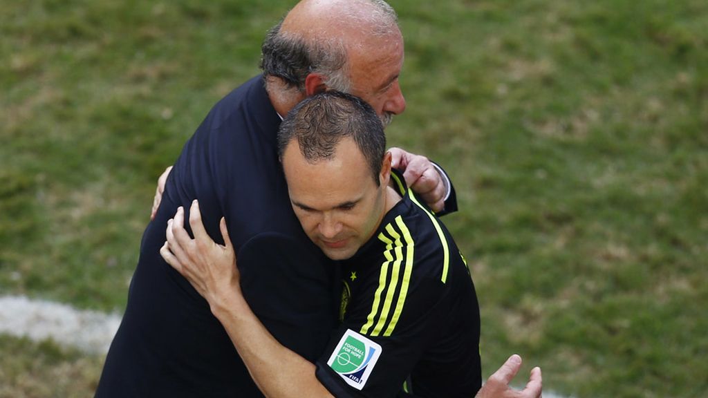 Iniesta se abrazó con Del Bosque tras completar 100 partidos con la selección