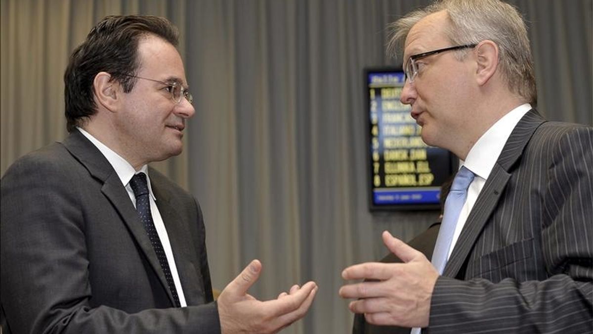 El ministro de Finanzas de Grecia, George Papaconstantinou (i), conversa con el comisario de Asuntos Económicos y Monetarios, Olli Rehn (d), antes del consejo de los ministros de Economía y Finanzas de la UE, Ecofin, en Luxemburgo. EFE/Archivo