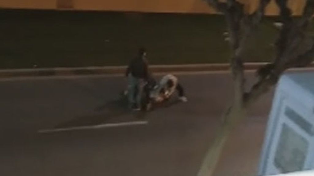 Tres jóvenes retienen a un hombre que pegaba a su mujer en la calle