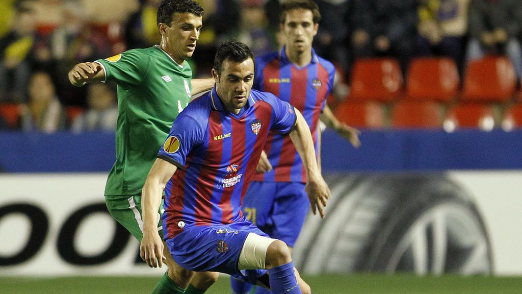 El jugador del Levante, Vicente Iborra ,controla el balón ante un jugador del Rubin Kazan