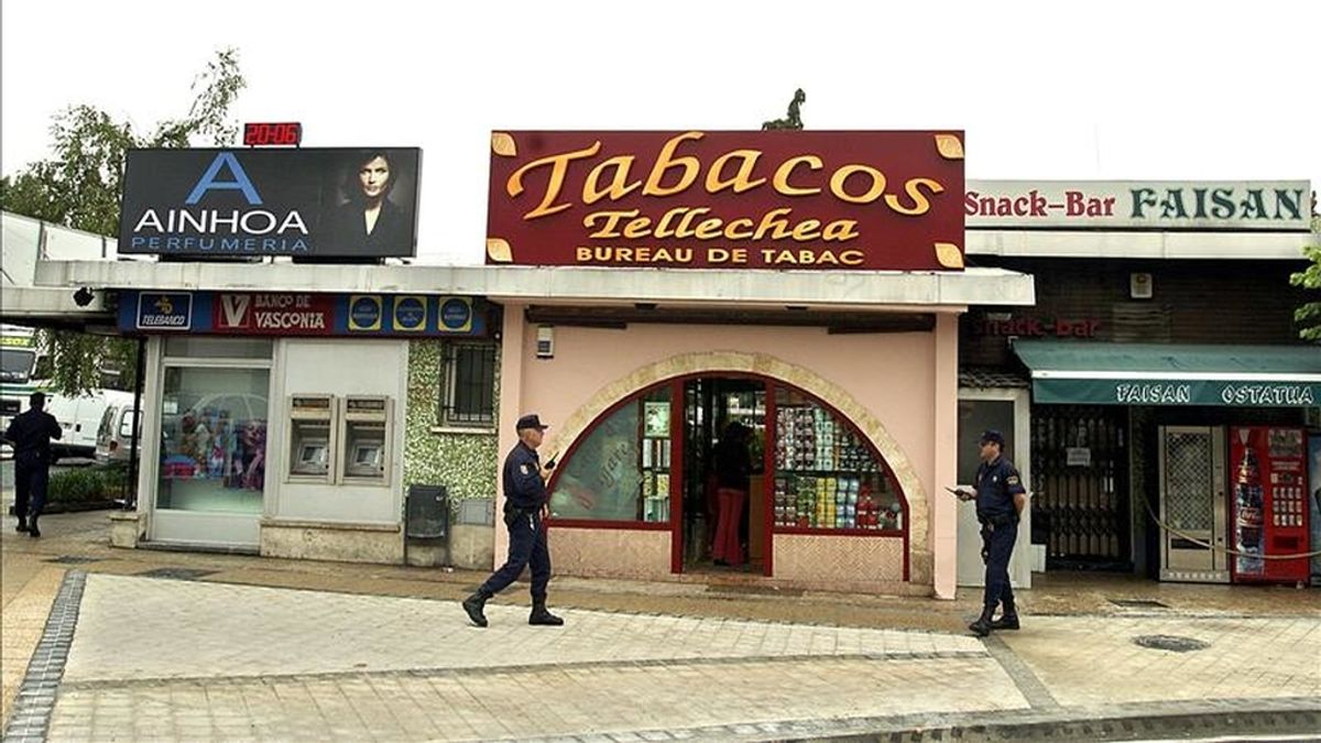 Agentes de la Policía Nacional custodian la entrada del bar Faisán, en las inmediaciones de la frontera de Irún (Guipúzcoa). EFE/Archivo