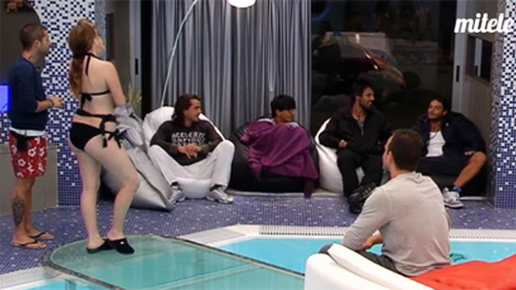 Las chicas suben la temperatura de la casa