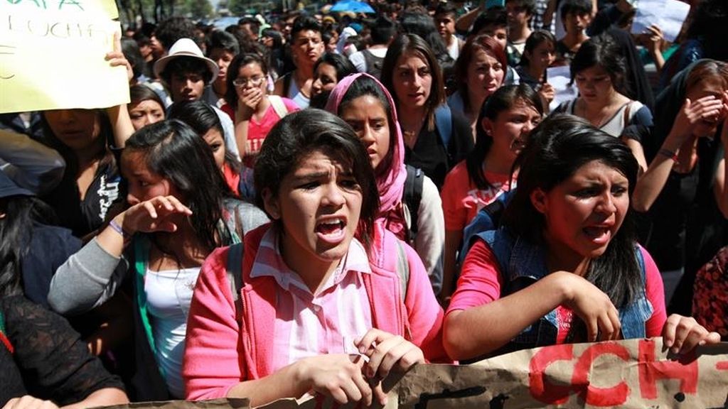 Las protestas contra la matanza de Iguala terminan con el incendio de un autobús