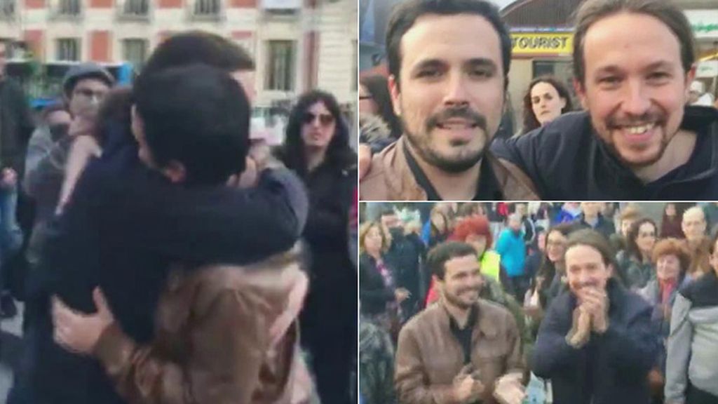 El abrazo de Alberto Garzón y Pablo Iglesias en el Puerta del Sol