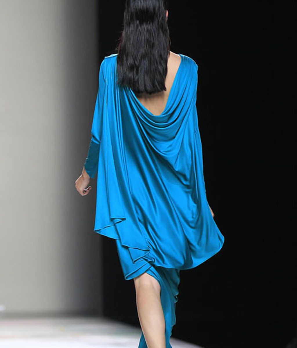 Siluetas fluidas que evocan un verano perpetuo