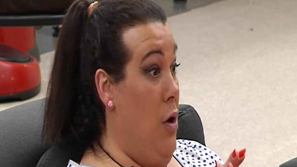 Muy parlanchina, Desi le ha hecho a Adrián un resumen de toda su vida