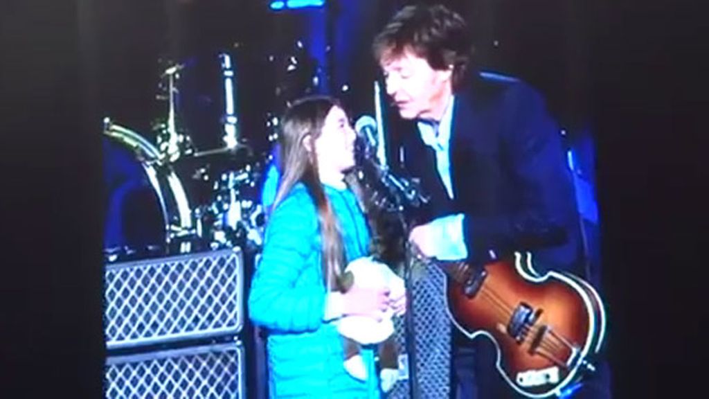 "Quiero tocar el bajo con vos": Una niña cumple su sueño gracias a Paul McCartney