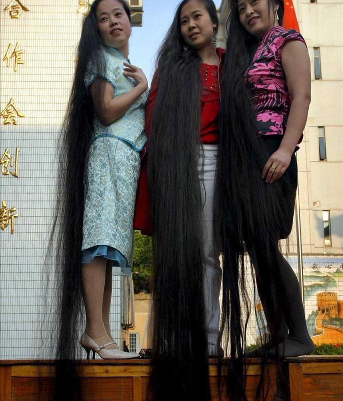 Tres mujeres chinas exhiben su pelo largo en espectáculo en Nanjing (China) el 16 de abril de 2007. Una mujer china que no ha acudido a un peluquero desde hace más de dos décadas anunció a la prensa local que se va a cortar su melena, que mide 3,6 metros, y elaborar con ella un bordado de recuerdo. EFE/Archivo