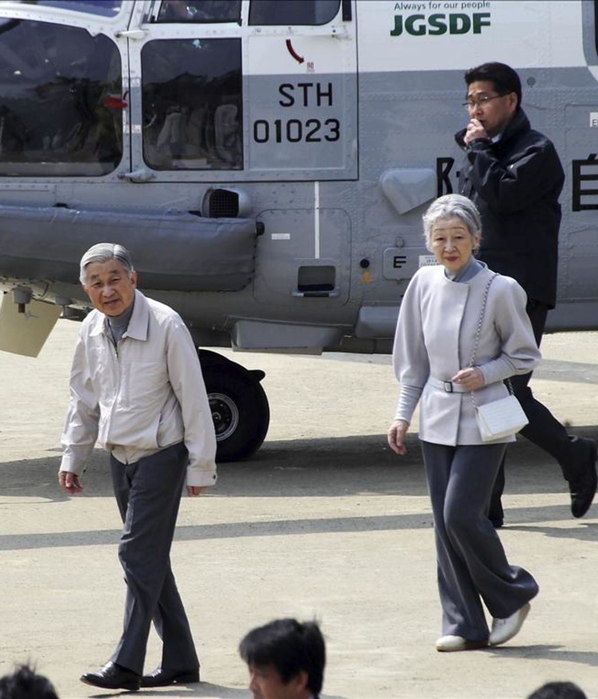 El emperador de Japón, Akihito, y la emperatríz Michiko llegan en helicóptero a la ciudad de Minamisanriku, en la prefectura de Miyagi (Japón), hoy, miércoles 27 de abril de 2011. EFE