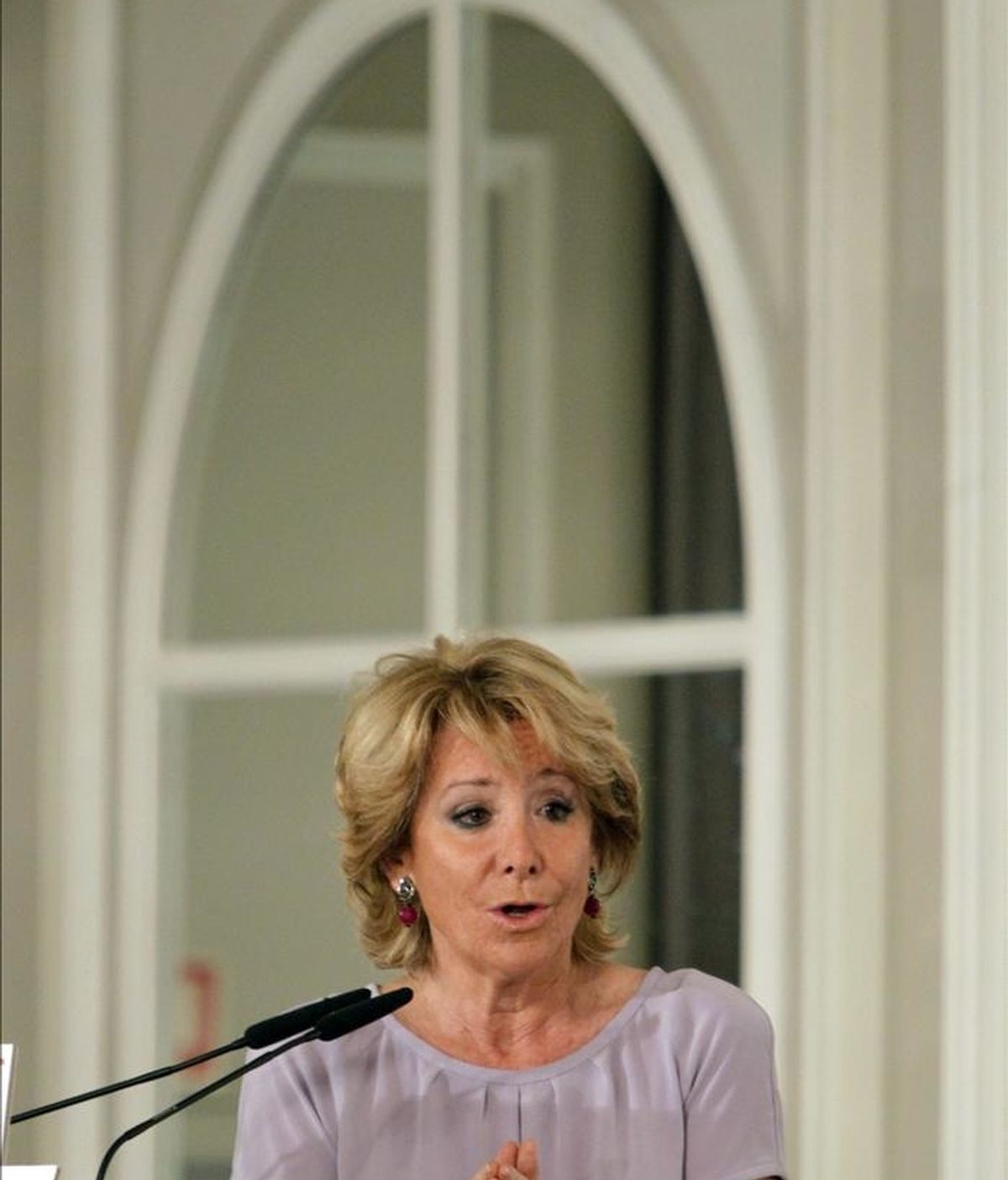 Esperanza Aguirre, presidenta de la Comunidad de Madrid y candidata a la reelección, durante su intervención en un desayuno informativo organizado hoy en un hotel madrileño. EFE