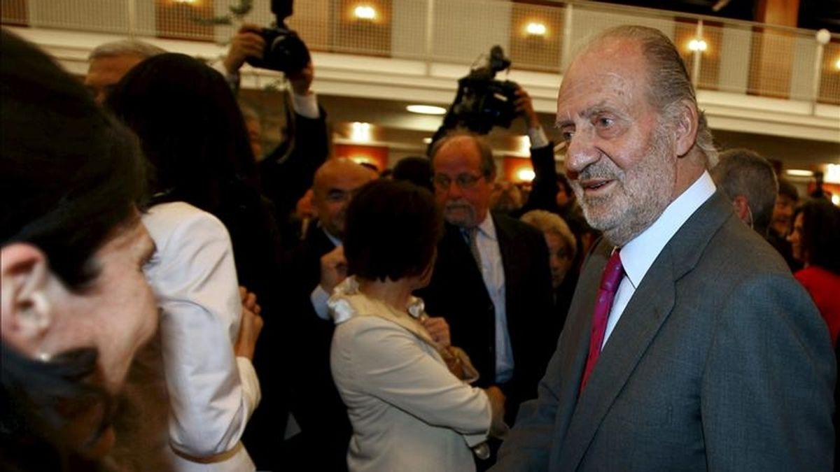 El rey Juan Carlos, durante una recepción que los reyes ofrecieron hoy, en el palacio de Beaulieu de Lausana, a los españoles residentes en Suiza, en el segundo y último día de la visita de Estado que realizan a este país. EFE