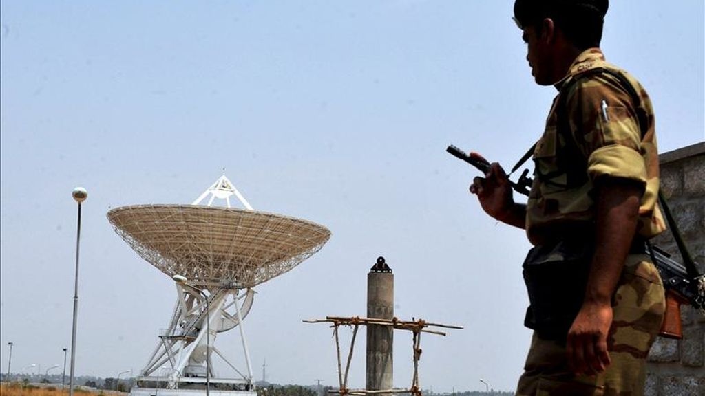 Un soldado paramilitar de la Fuerza de Seguridad Industrial Central de la India (CISF, en sus siglas en inglés) hace guardia frente a las instalaciones de la Organización de Investigación Espacial india (ISRO, en sus siglas en inglés) en la población de Bylalu, a unos 40 km de Bangalore (India). EFE/Archivo Un soldado paramilitar de la Fuerza de Seguridad Industrial Central de la India (CISF, en sus siglas en inglés) hace guardia frente a las instalaciones de la Organización de Investigación Espacial india (ISRO, en sus siglas en inglés) en la población de Bylalu, a unos 40 km de Bangalore (India). EFE/Archivo