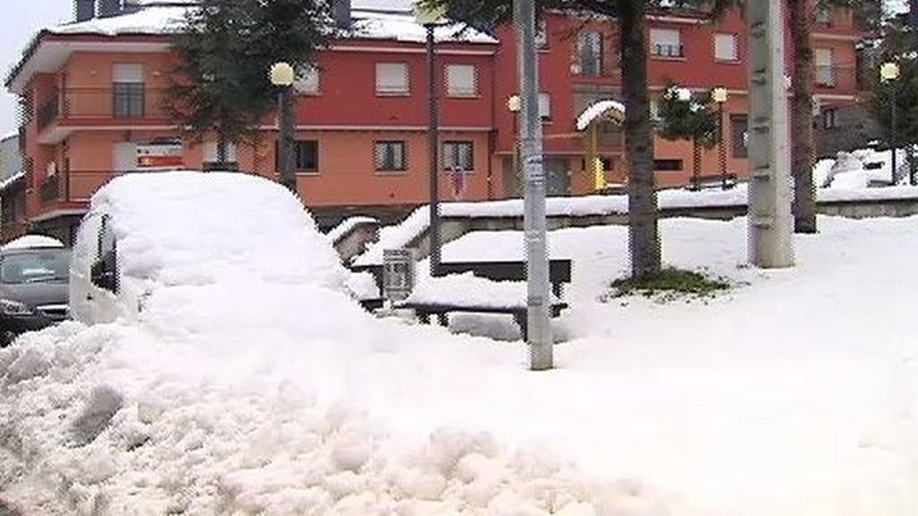 El sol no engaña, el frío y la nieve siguen azotando España