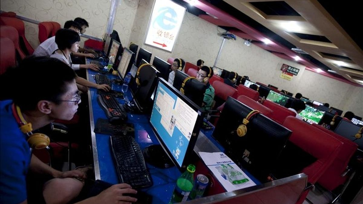 Varios jóvenes chinos navegan por internet. EFE/Archivo