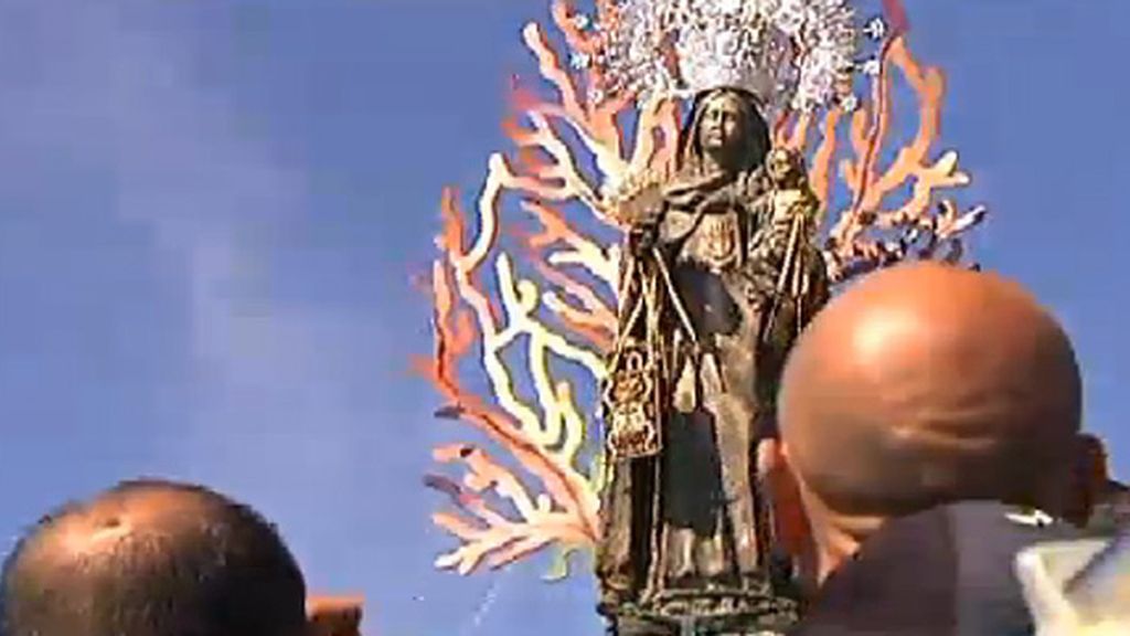 Un año más, los buzos rescatan a la Virgen del Carmen en Málaga