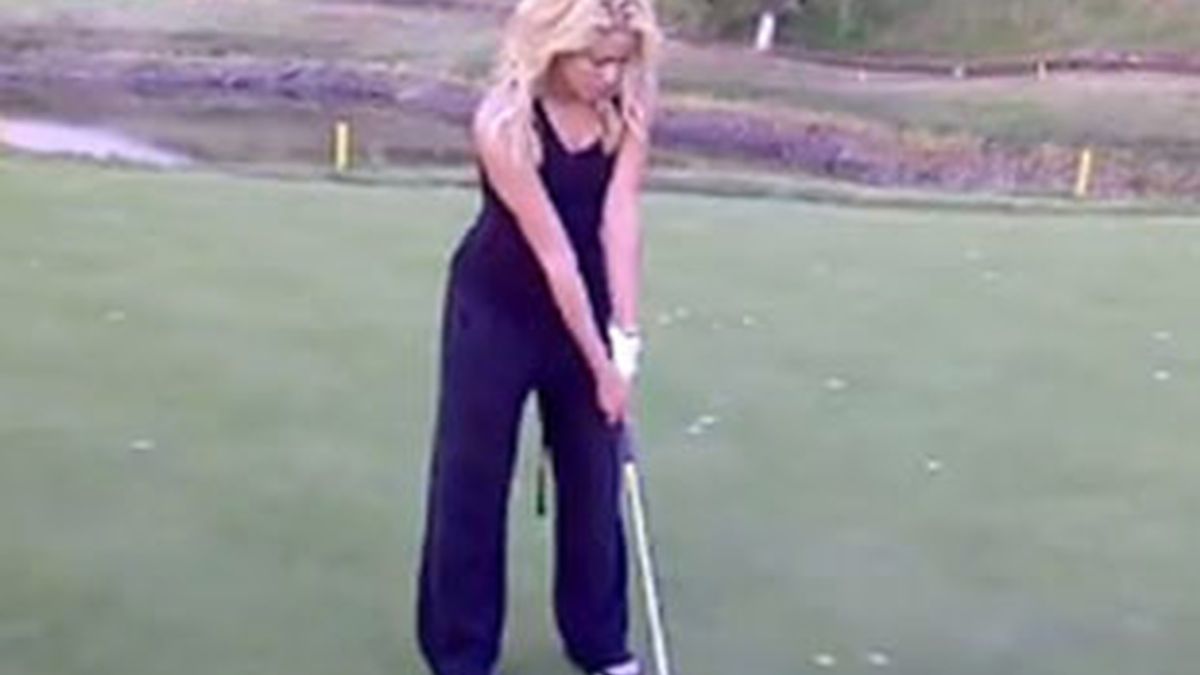Shakira practicando golf. Foto: Youtube