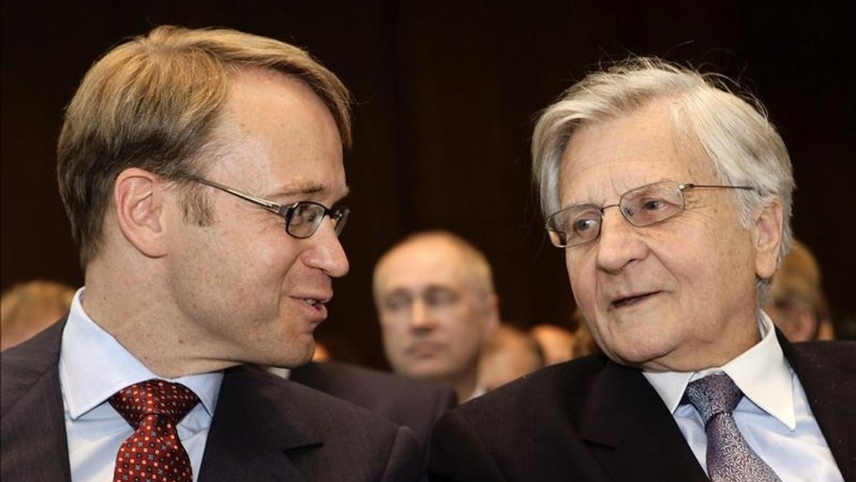 El recién nombrado presidente de la Bundesbank (Banco Central Alemán), Jens Weidmann (izda), conversa con el presidente del Banco Central Europeo, Jean.Claude Trichet, hoy durante el acto de investidura en Fráncfort (Alemania). EFE