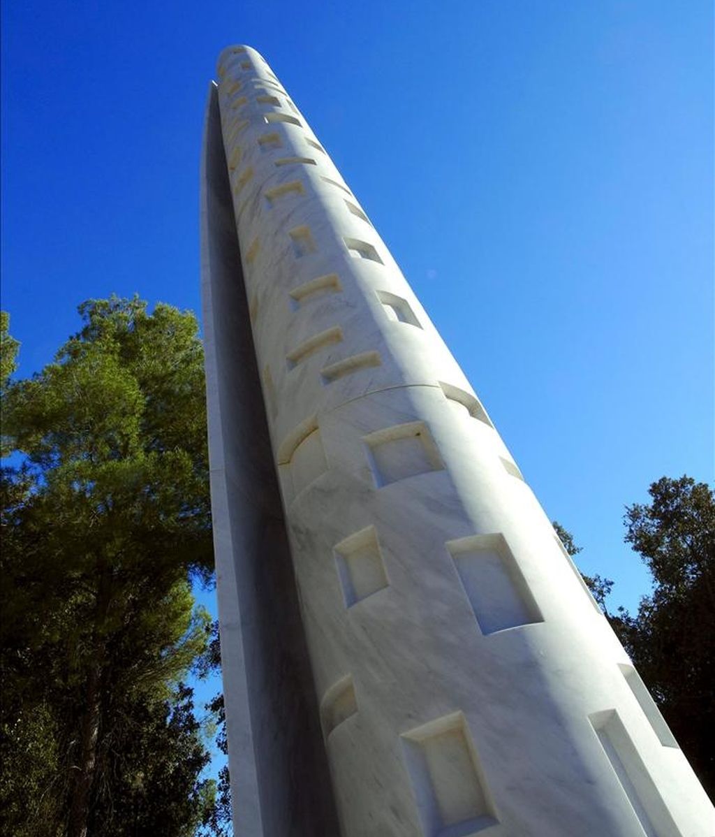 Fotografía facilitada por el Museo de las Tierras de la Biblia que muestra "La Torre de Babel", una escultura de artista catalán Manel Álvarez basada en el Antiguo Testamento, que forma parte de la exposición "Inspirado" que desde hoy se muestra en el Museo de las Tierras de la Biblia, en Jerusalén. La muestra que permanecerá abierta al público hasta el próximo 31 de octubre, es la primera de arte contemporáneo que acoge este museo, especializado en arqueología, en casi una década. EFE