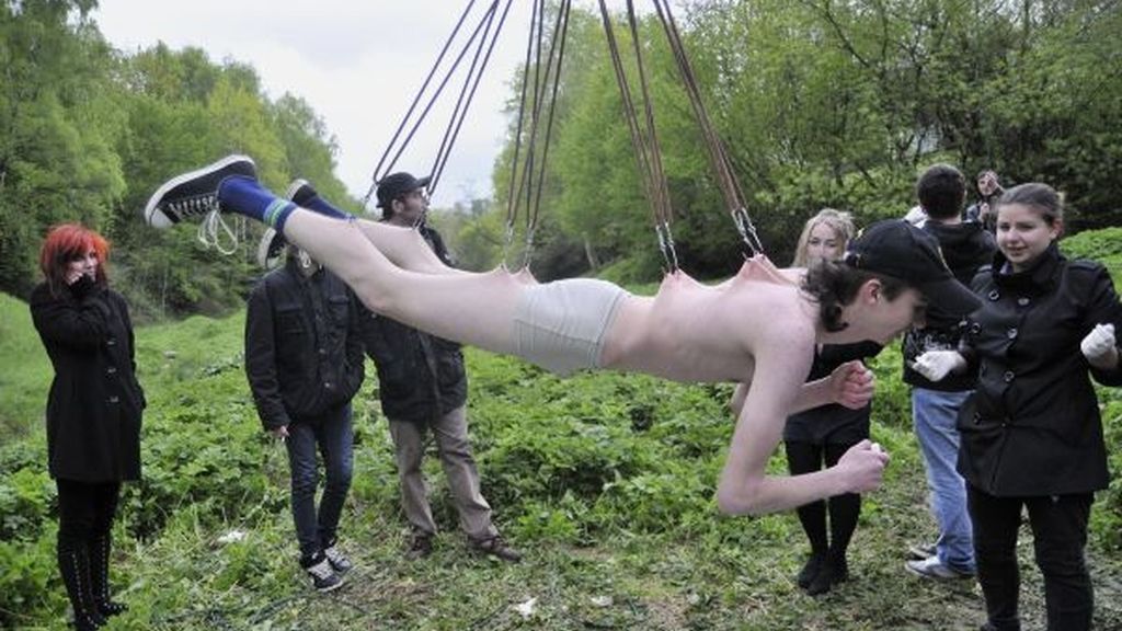 Colgado de sus piercings