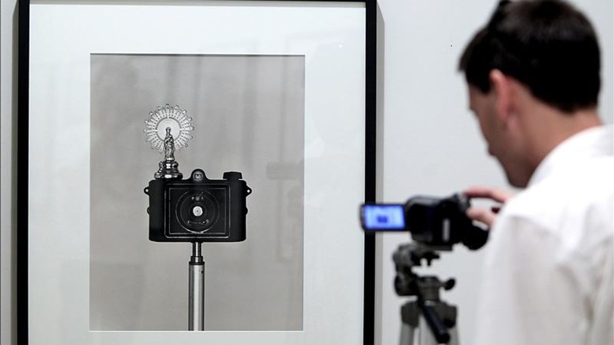 El fotógrafo Chema Madoz, Premio Nacional de Fotografía, exhibe en San Sebastián una serie de obras agrupadas bajo el título "Poética". EFE