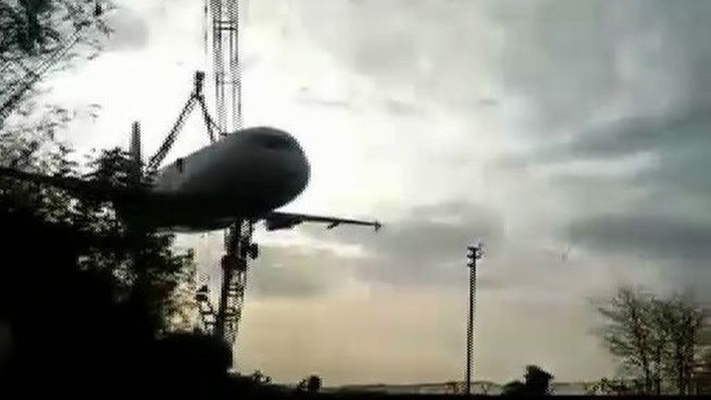 Sorprendente desplome de un avión de más de 70 toneladas de peso en India
