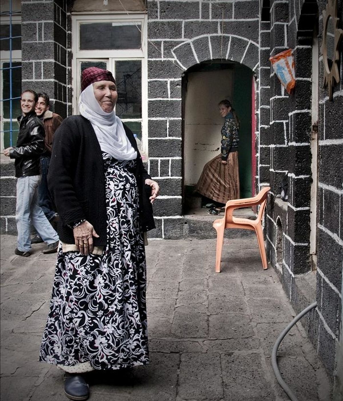 Dos generaciones de mujeres kurdas en una casa tradicional de Diyarbakir. El dominio de los hombres en las calles y los puestos de trabajo de las zonas kurdas es palpable, pese a que los nacionalistas kurdos -que controlan la política local del sureste del país- trabajan desde hace años por incorporar a la mujer a la administración. EFE
