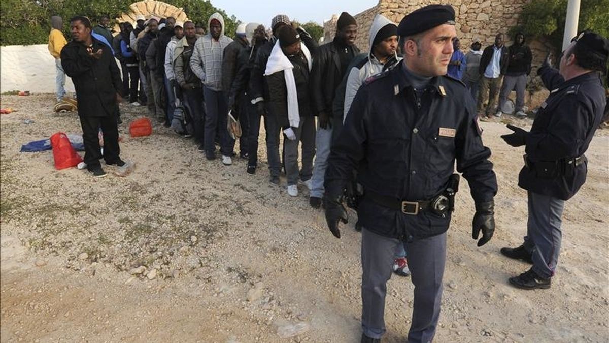Policías italianos coordinan la nueva llegada de inmigrantes a Cala Creta en la isla de Lampedusa (Italia). Unos 750 inmigrantes procedentes del norte de África llegaron en las últimas horas a la isla italiana de Lampedusa, informaron hoy a Efe fuentes de la capitanía de puerto. EFE