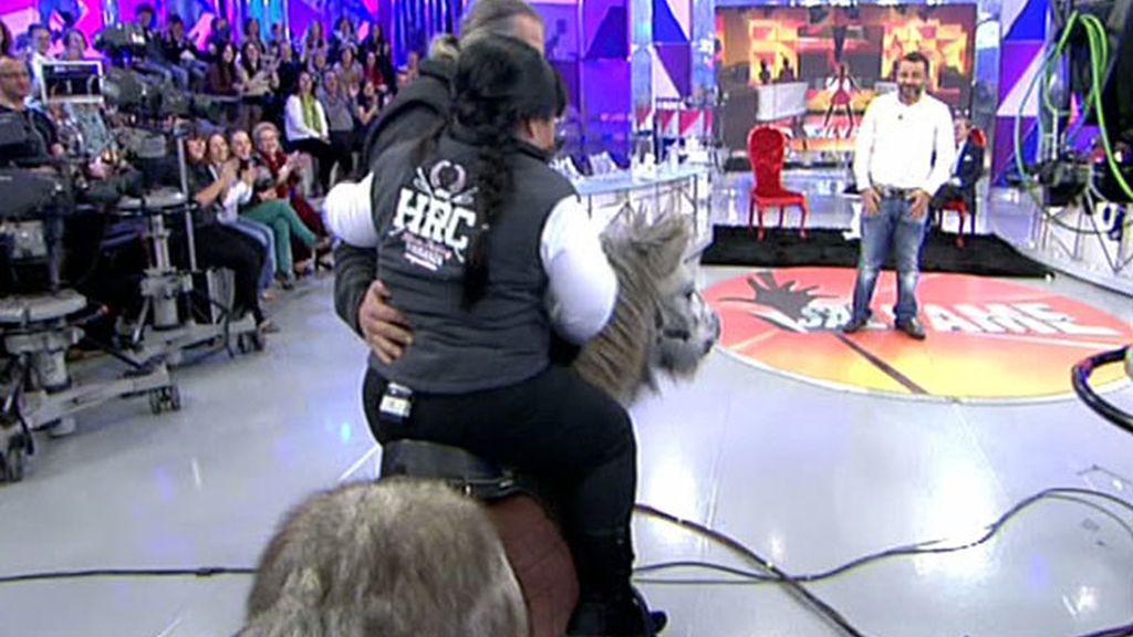 Chiqui entra en plató a lomos de un poni y Jorge Javier le imita