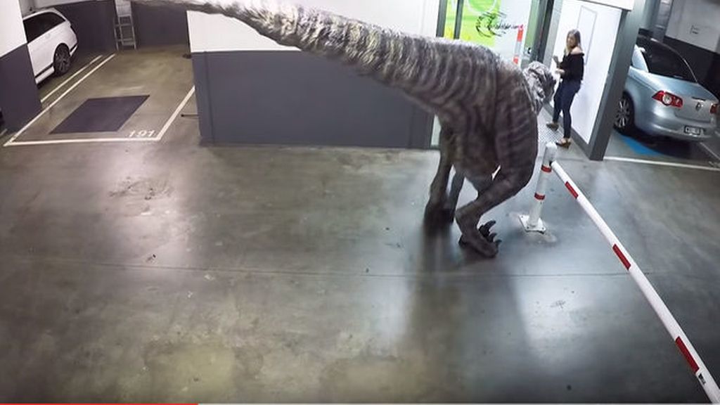 Así reacciona la gente cuando se encuentra un dinosaurio en un el garaje