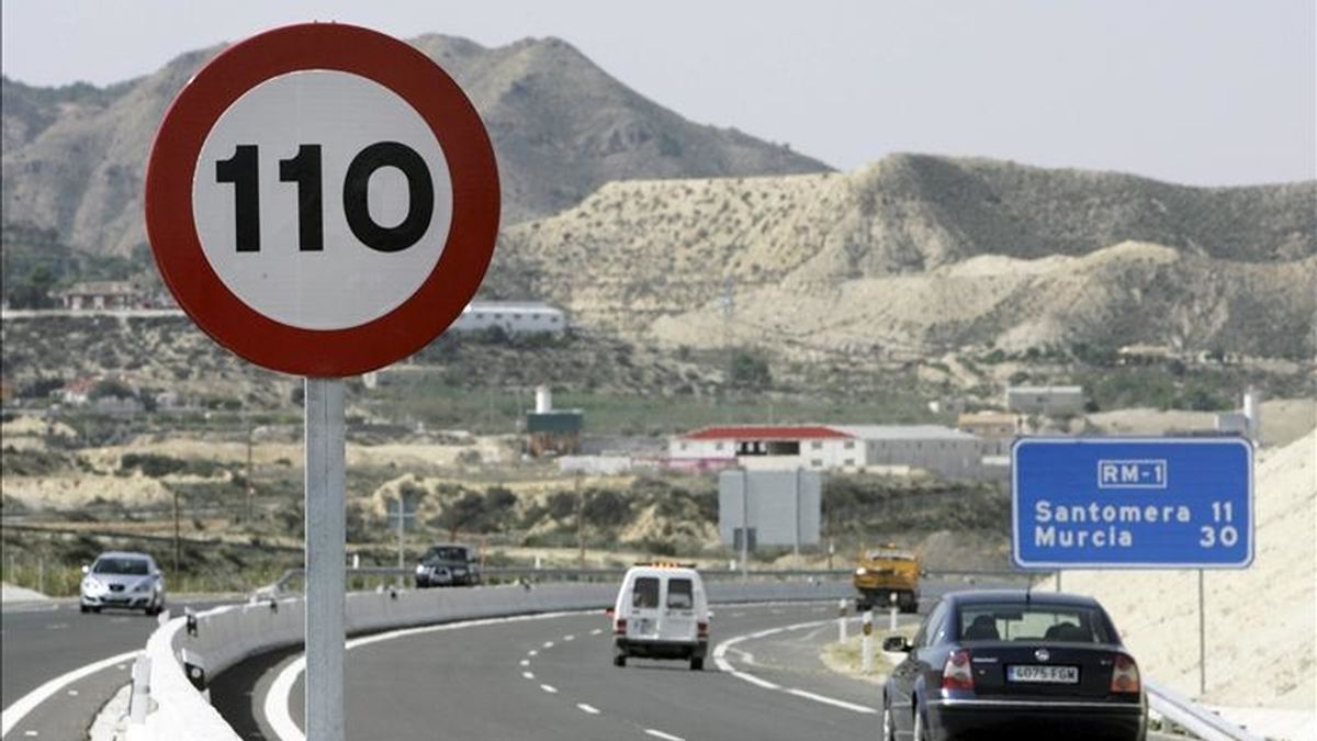 Una señal de tráfico muestra el límite en la autovía autonómica murciana RM-1, tras entrar en vigor la  norma que reduce la velocidad máxima en dichas carreteras de 120 km/h a 110 km/h. EFE/Archivo