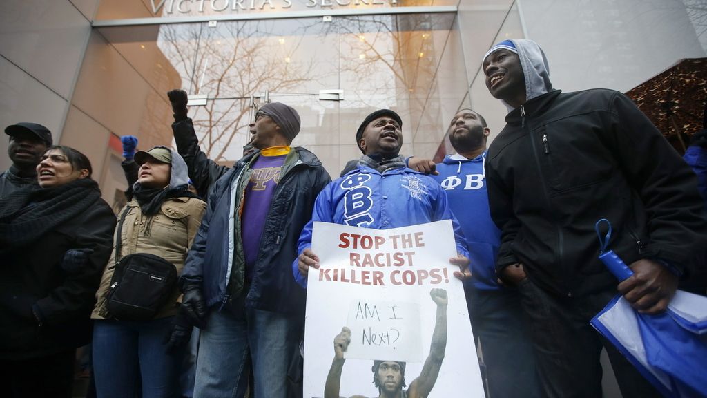 Manifestantes anti racistas boicotean el 'black friday' en Chicago