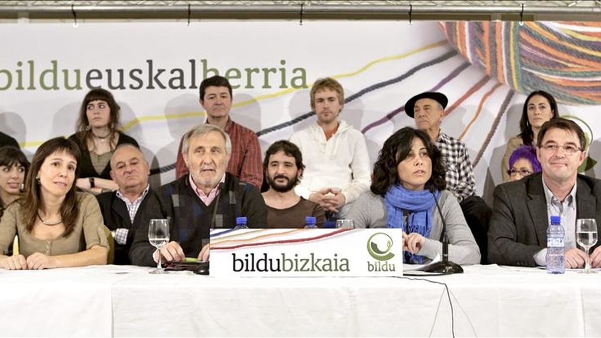 Txema Azkuenaga (2i) y Zuriñe Gainza (2d), ambos independientes, encabezarán las listas de Bildu a la alcaldía de Bilbao y a las Juntas Generales de Vizcaya, respectivamente, según han dado a conocer esta semana en una rueda de prensa conjunta con el resto de candidatos por este territorio. EFE