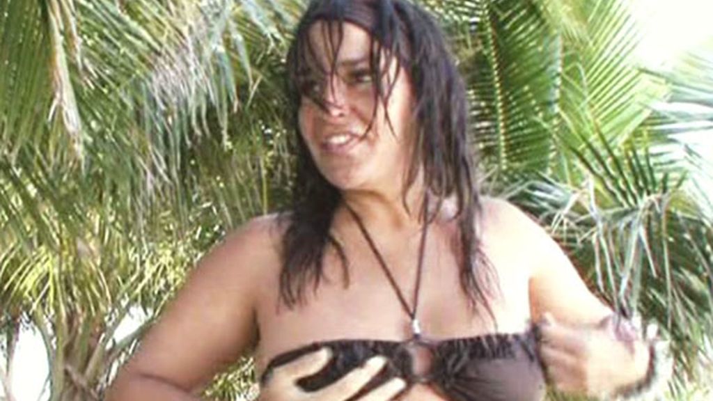 Aída no controla a su bikini
