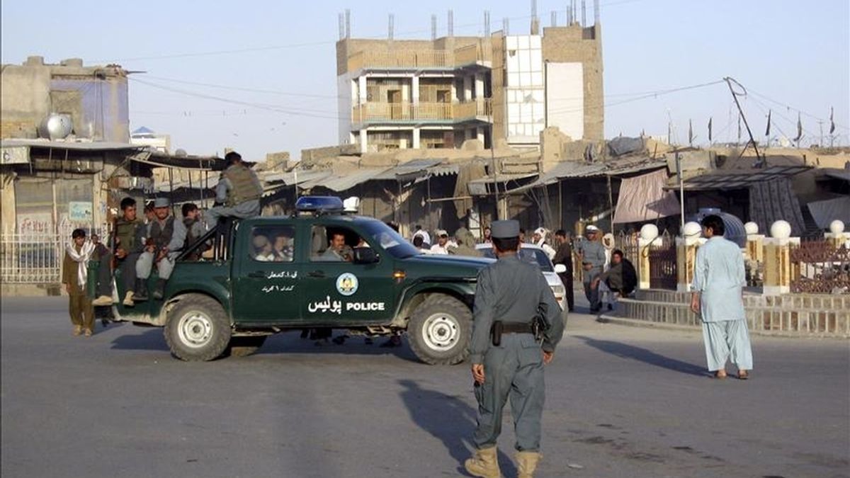 Policías afganos patrullan Kandahar, Afganistán, este sábado. Comandos de insurgentes, varios de ellos suicidas, lanzaron un ataque múltiple contra edificios oficiales en la ciudad meridional afgana de Kandahar, horas después de que el movimiento talibán prometiese vengar la muerte de Osama bin Laden. EFE