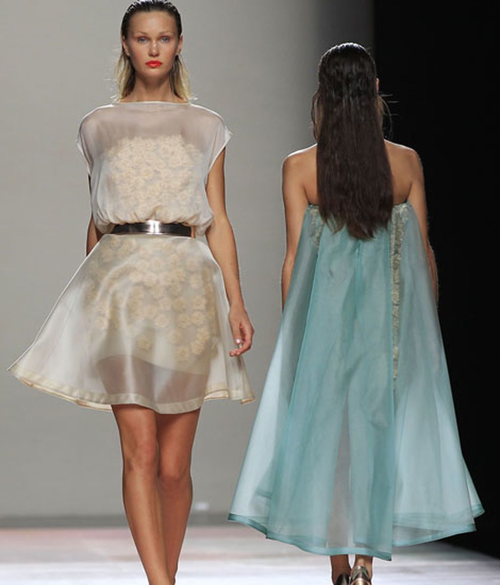 Siluetas fluidas que evocan un verano perpetuo