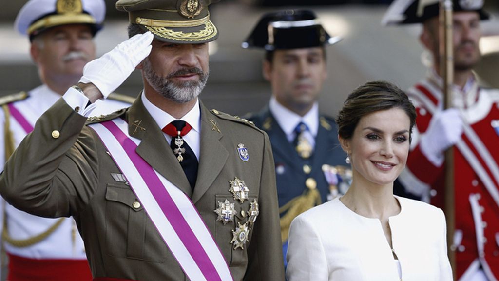 Felipe VI preside por primera vez como rey el Día de las Fuerzas Armadas