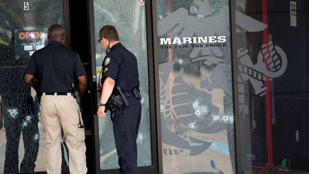 EEUU apunta al "terrorismo doméstico" en el tiroteo de la base militar de Tennessee