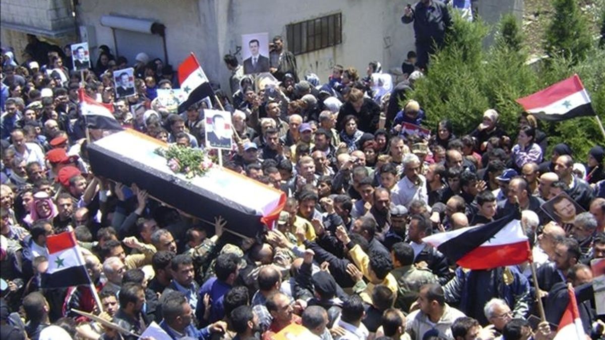 Fotografía facilitada por la agencia SANA que muestra un funeral de una víctima de las revueltas de Siria. EFE/Archivo