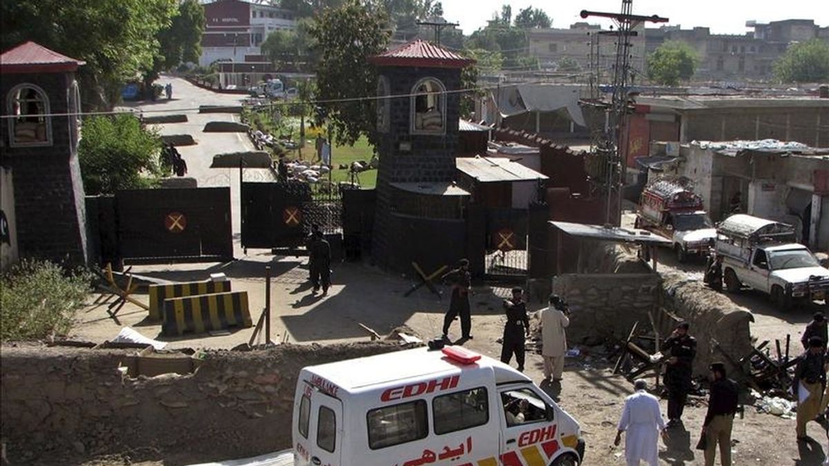 Policías y soldados paquistaníes inspeccionan el lugar de un doble ataque suicida contra una academia de la guardia de fronteras, en la provincia noroccidental de Khyber-Pakhtunkhwa, Pakistán. EFE