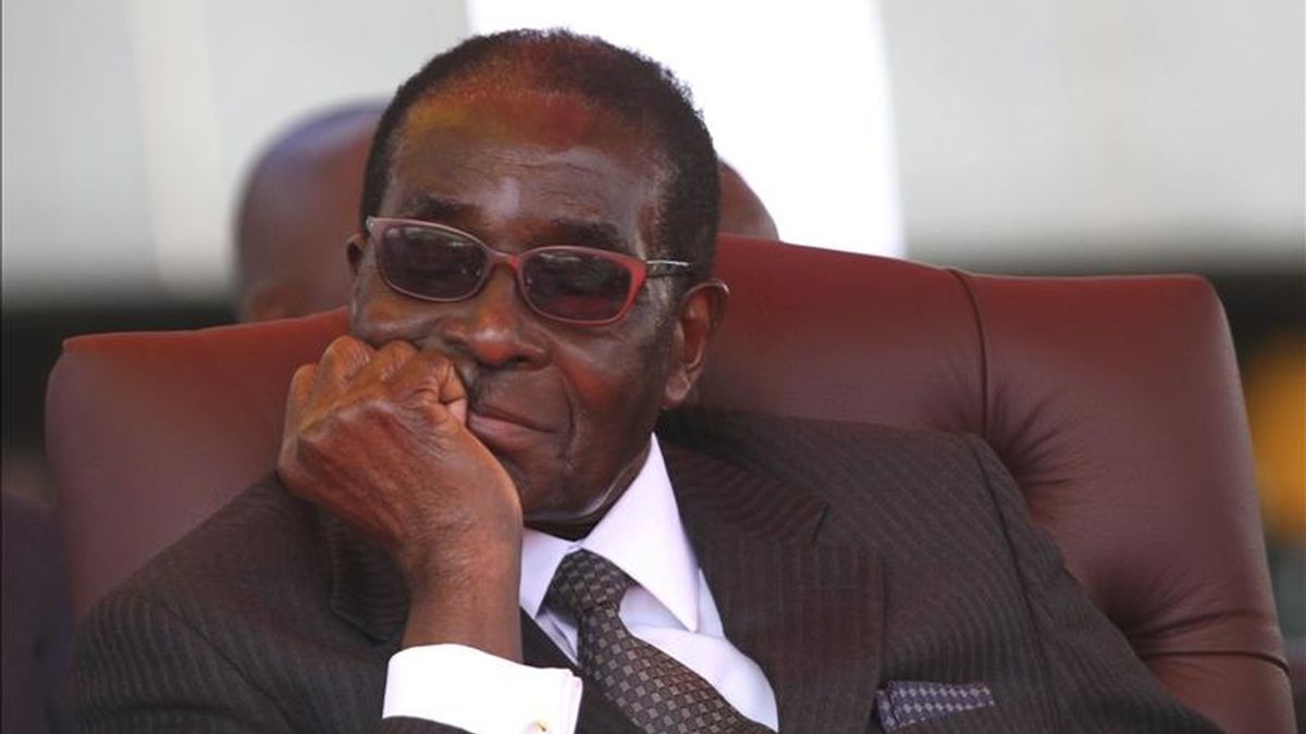 El presidente de Zimbabue, Robert Mugabe, atiende durante un acto en Hararé, Zimbabue. EFE