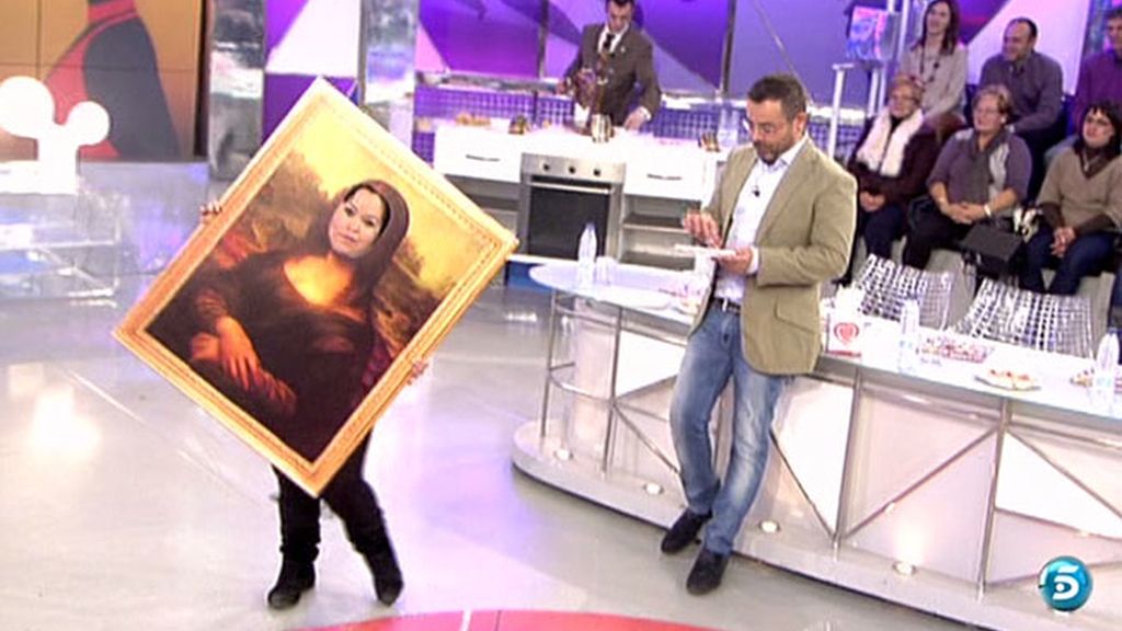 La reportera cambia el rostro de la pintura