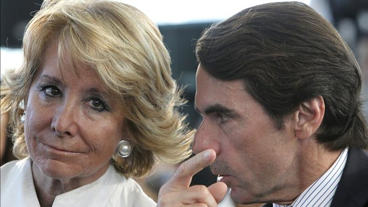 El expresidente del Gobierno José María Aznar y la presidenta de la Comunidad de Madrid, Esperanza Aguirre, durante un acto con jóvenes que se desarrolló hoy en Torrejón de Ardoz. EFE