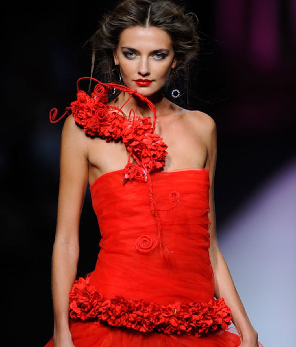 Pasado y presente se fusionan en el desfile de Francis Montesinos