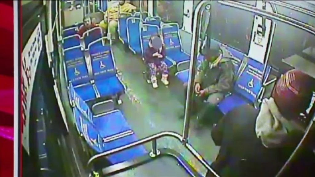¿Qué hace una niña de 4 años viajando sola en autobús en mitad de la noche?